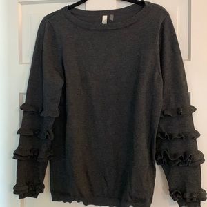 NY collection SZ L grey sweater with ruffled sleeves
